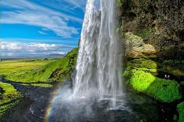 Cascada de Seljalandsfoss en la costa sur de Islandia