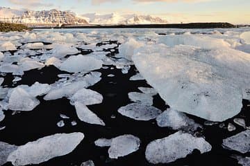 Playa "diamante" en la laguna glaciar