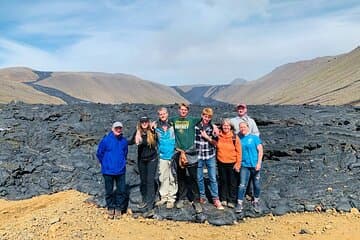 Familia feliz tomando una foto en el valle de lava.