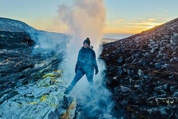 Un invitado sobre una fumarola en Fagradalsfjall Volcano Tour