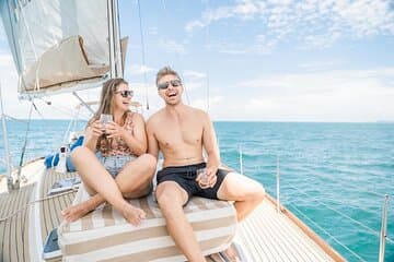 Relajarse en el barco de vela a casa