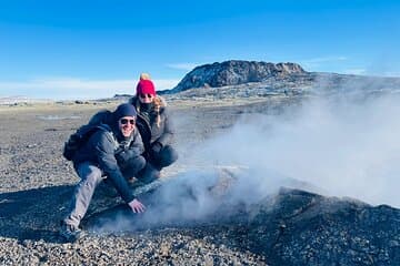 Tocando el campo de lava del volcán Fagradalsfjall.
