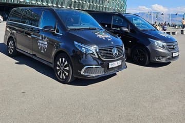 All our tour vehicles are luxurious and state-of-the-art. See them as mobile lounges during your Private 6-Hour Airport Transfer & Tour