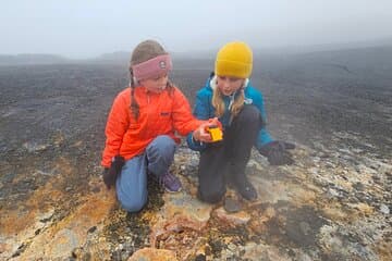 Niños divirtiéndose en el volcán Fagradalsfjall.