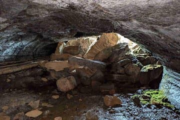 Cueva de lava cerca de Helgafell