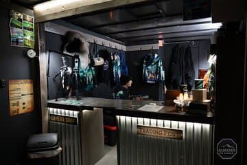 Disfrute del calentamiento dentro de nuestro Mobile Aurora Lodge mientras compra en el puesto comercial o visita la Tienda de Cámaras