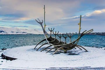 The Sun Traveler (Sólfar): The famous steel sculpture evoking a drakkar skeleton facing the bay.