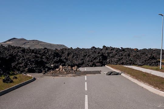 From Reykjavík: Reykjanes Lava Fields & Grindavík Minibus Tour