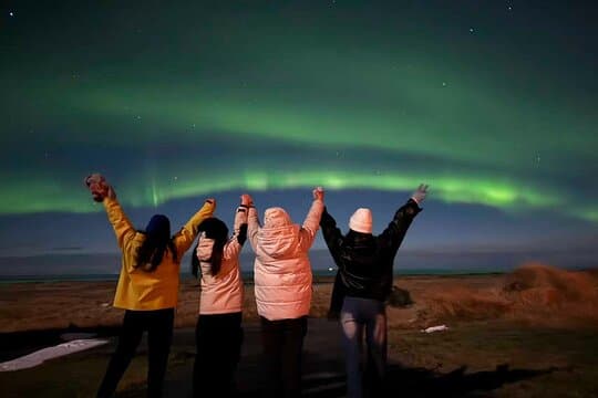 Reykjavik: Northern Lights Small Group with Local Hunters