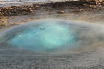 Strokkur startin,
Golden circle tour.
