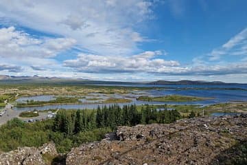 vista panorámica del lado derecho del parque nacional de Thingvellir, incluido el lago