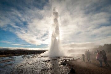 Geysir - Strokkur erupting and people watching