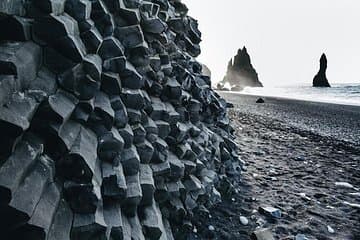 ¡Las formaciones rocosas de Reynisfjara son mundialmente famosas! (¡Los has visto en Juego de Tronos!)