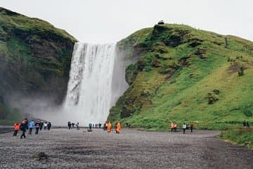 La cuenca de Skogafoss, te recomendamos ropa impermeable si quieres explorar esta zona :)