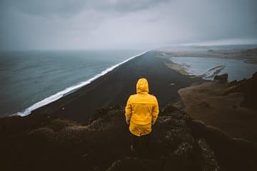 ¡Explora los paisajes míticos de la costa sur de Islandia junto con tu amigo en Reykjavik!