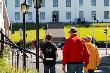 We take a stroll down Laugavegur, Iceland´s main shopping street, littered with cute boutiques and unique gift shops.