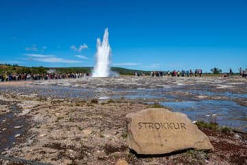 Geysir erupting