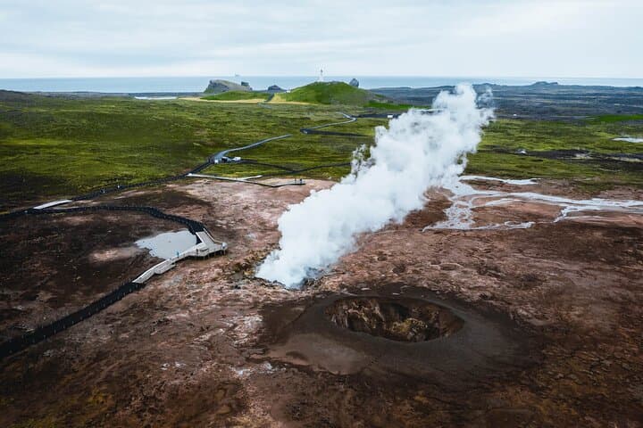 Reykjanes Explorer: Airport Transfer with Sightseeing Adventure