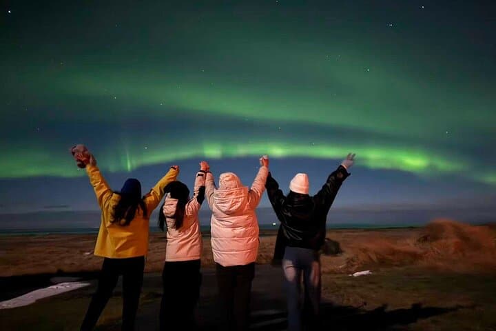 Reykjavik: Northern Lights Small Group with Local Hunters